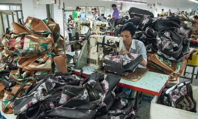 14年，100万张画面 他用相机记录了两亿打工人的炽热沉默